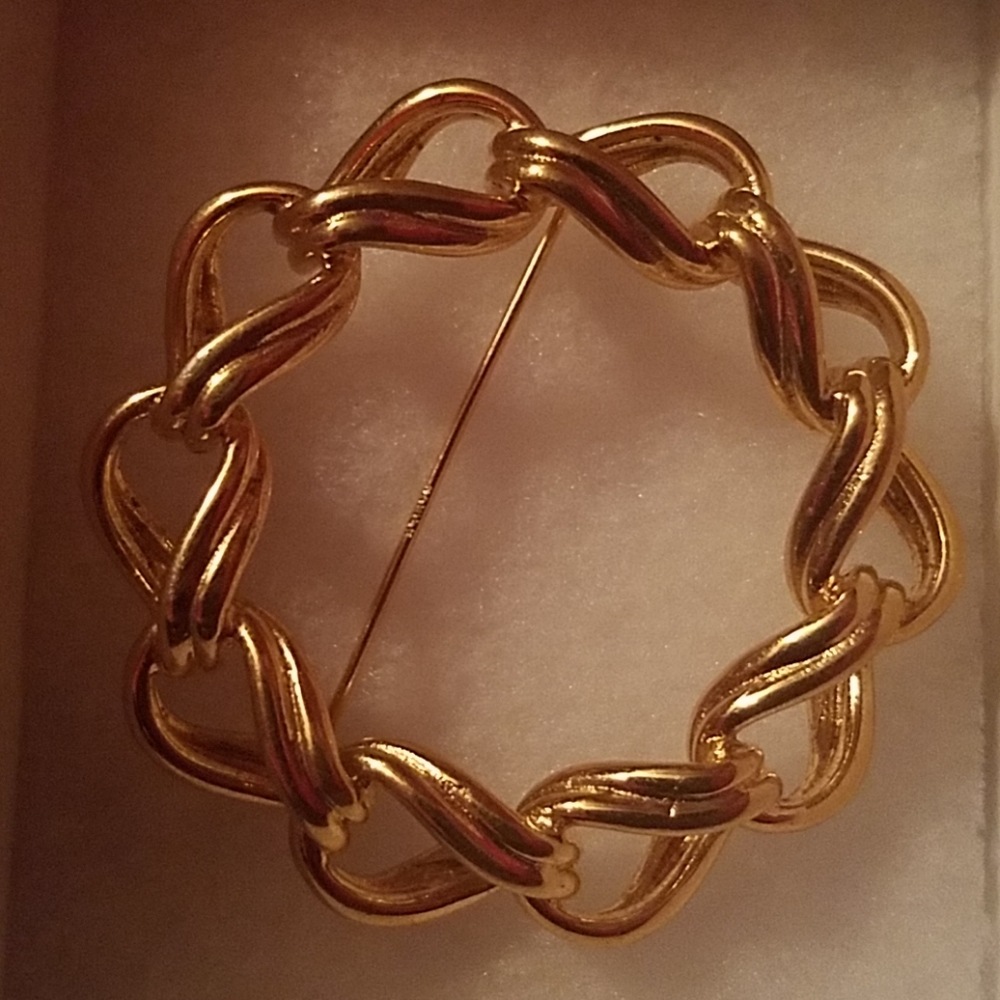 Gold Napier link wreath brooche